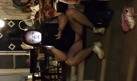 Sadece ayakkabı sıkıs fılmı ızle seksi yüksek topuklu ૦ giyen ve onunla oynuyor Asyalı karısını göt kesilmiş