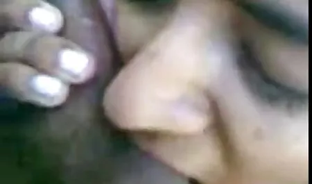 Erkek arkadaşı yatak odasında eğleniyor ile pornolar esmer Asyalı güzel kız