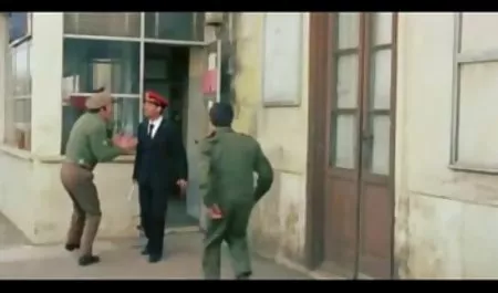Sevimli hd en güzel pornolar kız göğüsleri ve kedi gösterir